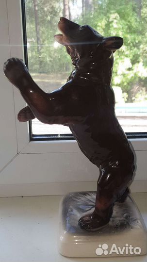 Скульптура Бурый медведь на задних лапах