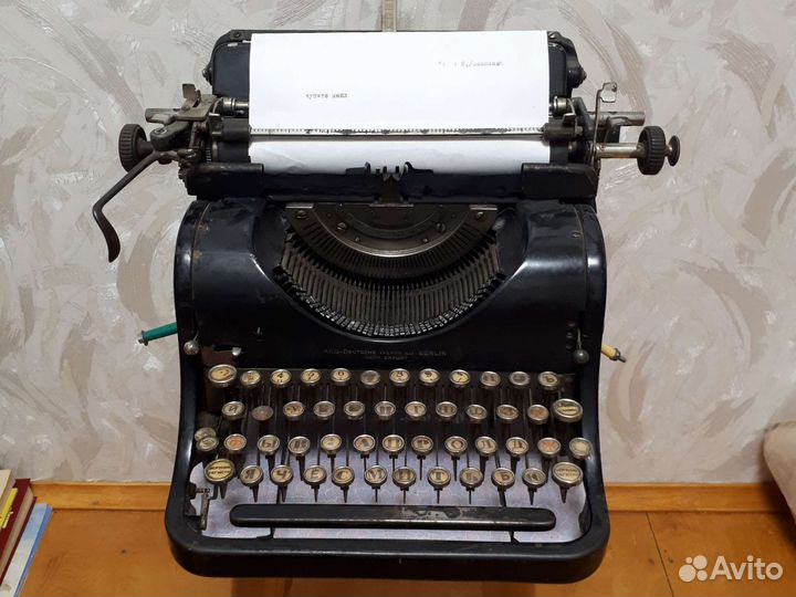 Старинная немецкая пишущая машинка AEG