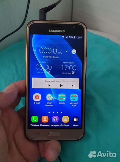 Телефон Samsung galaxy J3