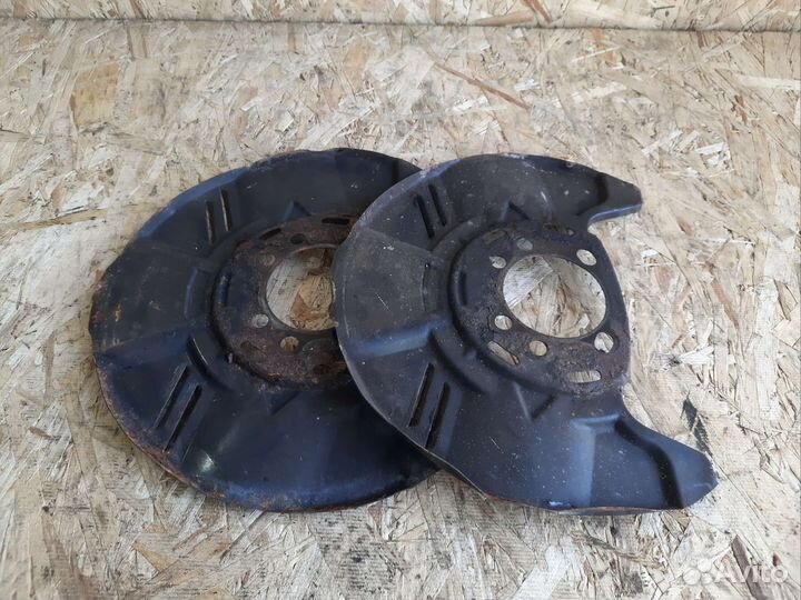 Щиток переднего тормозного 315 Subaru