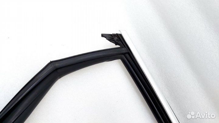 Уплотнитель стекла двери задний правый Audi Q7 4M