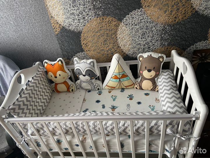 Детская кроватка с маятником