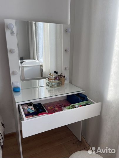 Туалетный столик с зеркалом белый