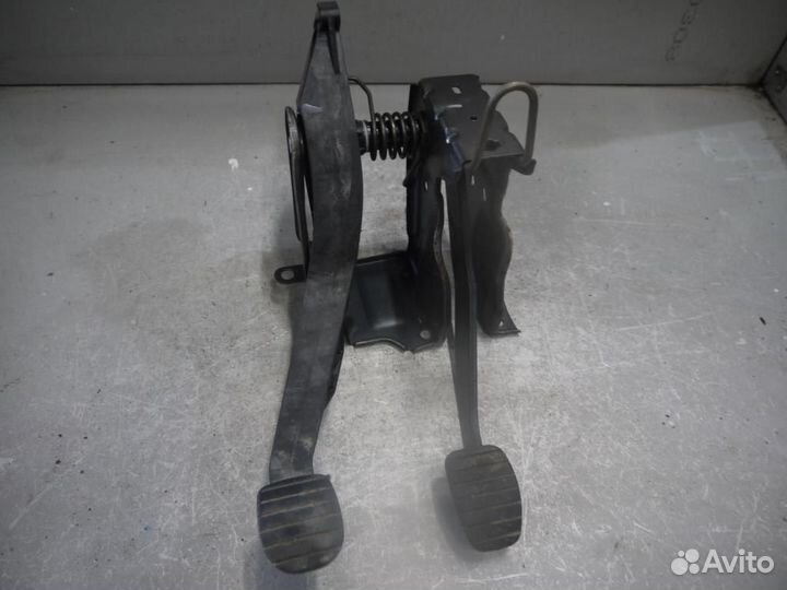 Педали сцепления и тормоза Nissan Almera (2013-201