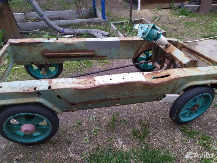 Педальная машинка