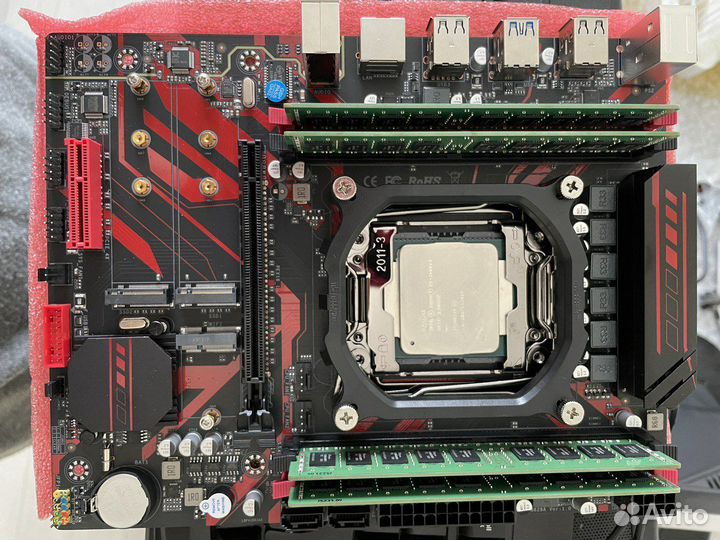 Материнская плата с процессором и памятью