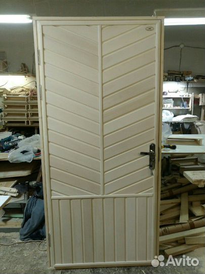 Входная деревянная утеплённая дверь