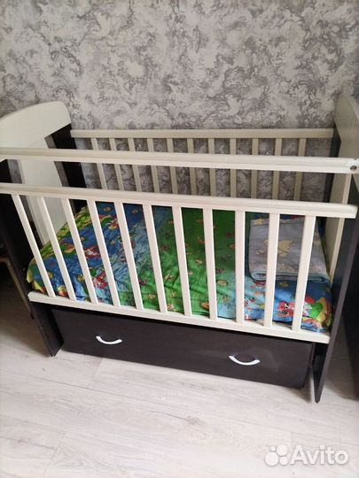 Детская кроватка с маятником и ящиком