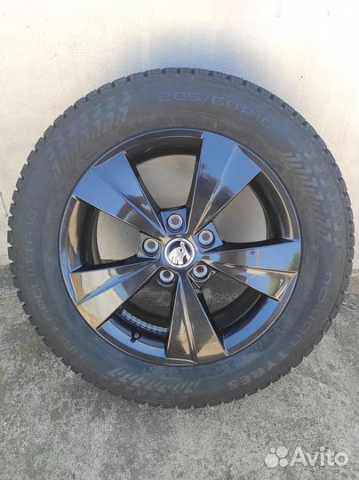 Продаю в сборе комплект зимних колёс 205/60 R16