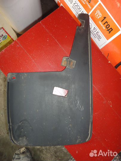 Брызговик передний левый Ауди 80