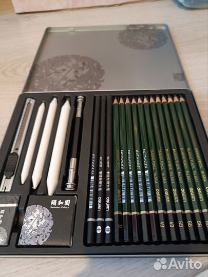 Набор профессиональных карандашей в жестяной банке