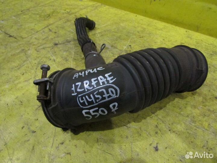 Патрубок воздушный Toyota Auris 150 06-12 г 44570