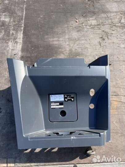 Корпус подножки Мерседес Арокс