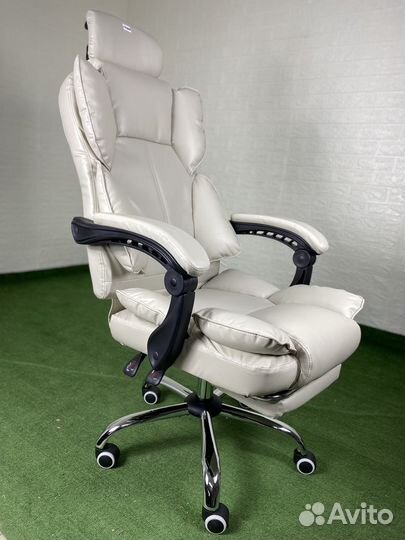 Офисное кресло руководителя белое