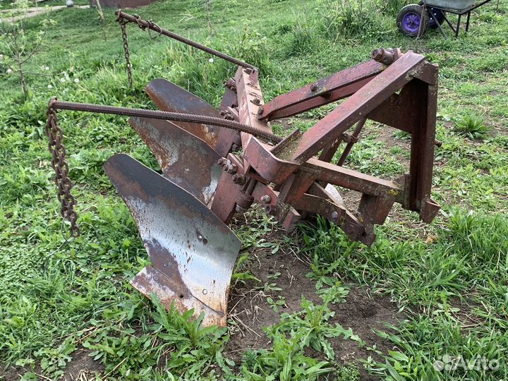 Плуг трёхкорпусный