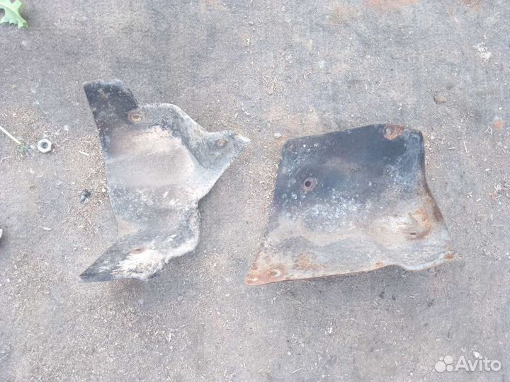 Тепловой экран коллектора Nissan NP 300