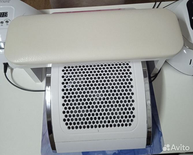 Стульчик для маникюра и пылесос