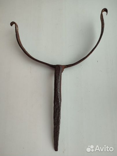 Старинный кованый ухват, крепление под водосток