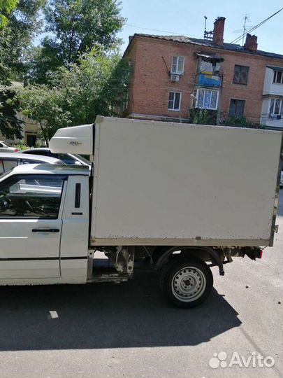 Водитель на личном автомобиле на грузовом малогобо