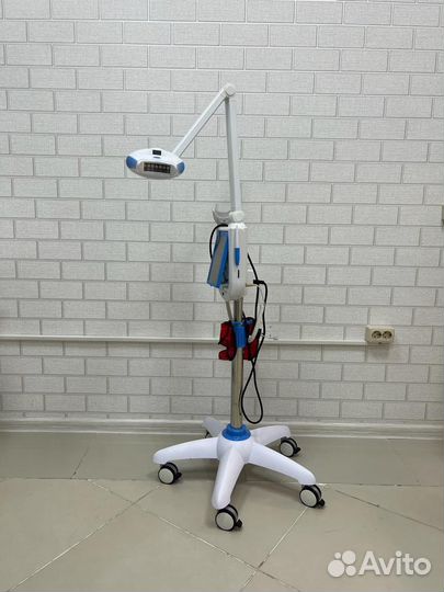 Лампа для отбеливания зубов и мебель