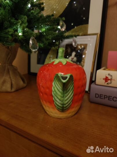 Фарфоровый чайник с крышкой 