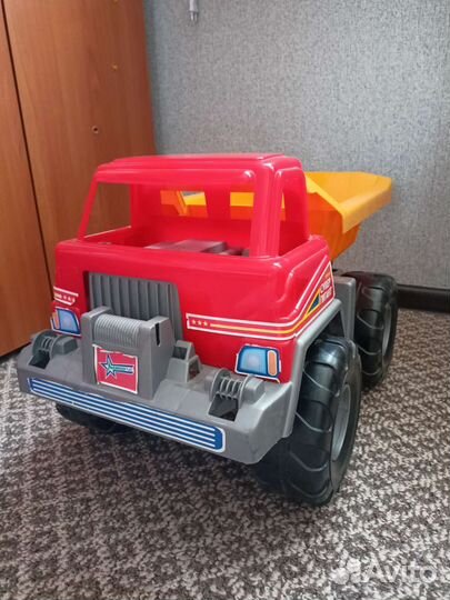 Игрушечный грузовик