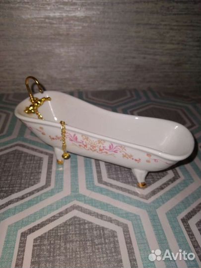 Мебель и посуда для кукольного домика