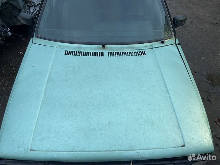 Капот на Volkswagen Golf 2