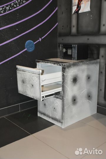 Металлическая тумба с выдвижными ящиками