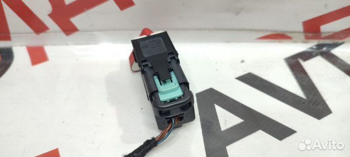 Кнопка аварийной сигнализации Volkswagen Tiguan