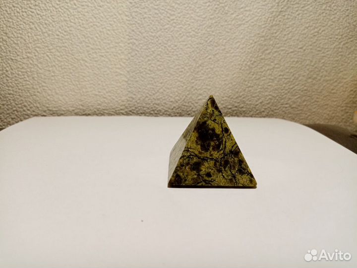 Пирамида из змеевика