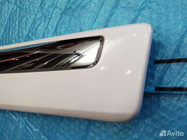 Молдинг передней R двери Lc 200 белый жемчуг идеал