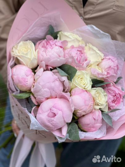 Букет с пионами и розами