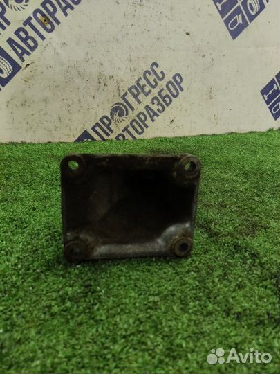 Кронштейн опоры двигателя правый Bmw E34 седан 2.0