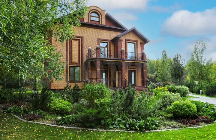 Коттедж 380 м² на участке 70 сот.