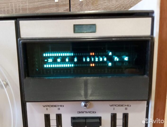 Катушечный магнитофон Илеть-101 электр. индикатор