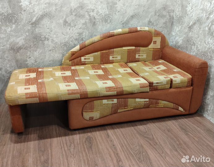 Небольшой диванчик