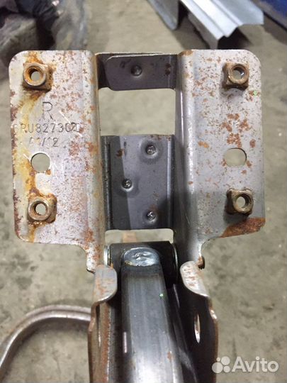 Петля крышки багажники поло седан