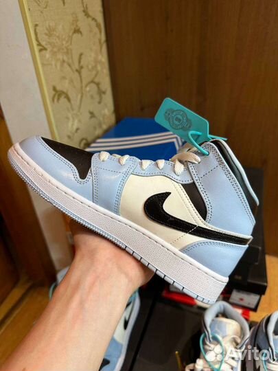 Nike air jordan 1 mid ice blue