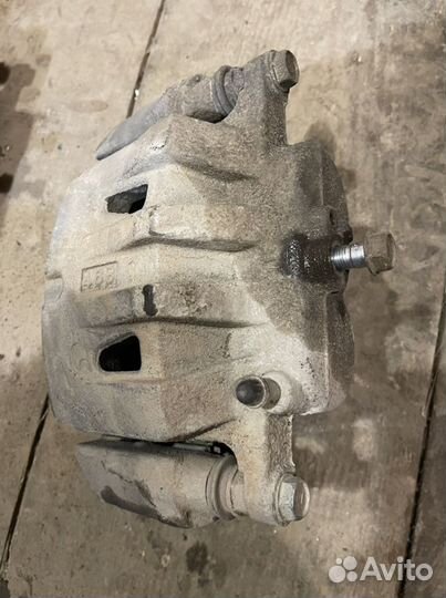 Суппорт тормозной передний Lexus RX 350 3