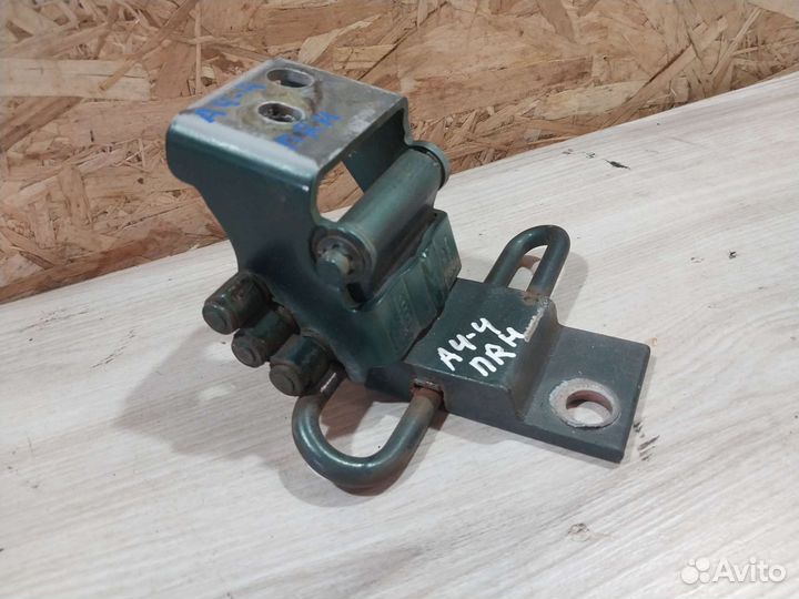 Петля двери передняя правая Audi A4 B5