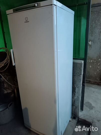 Морозилка вертикальная indesit