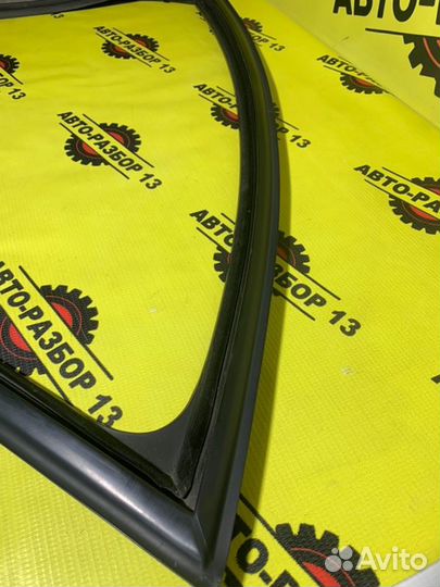 Уплотнитель стекла передний левый Vw Polo 5 1.6