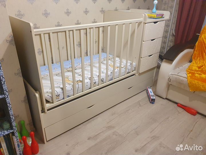 Детская кроватка с маятником и ящиком