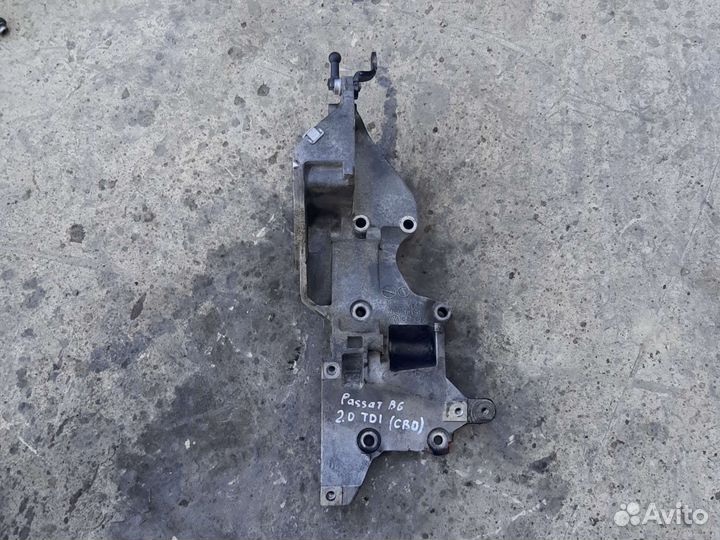 Кронштейн двигателя VW Passat B6 2.0 TDI CBD