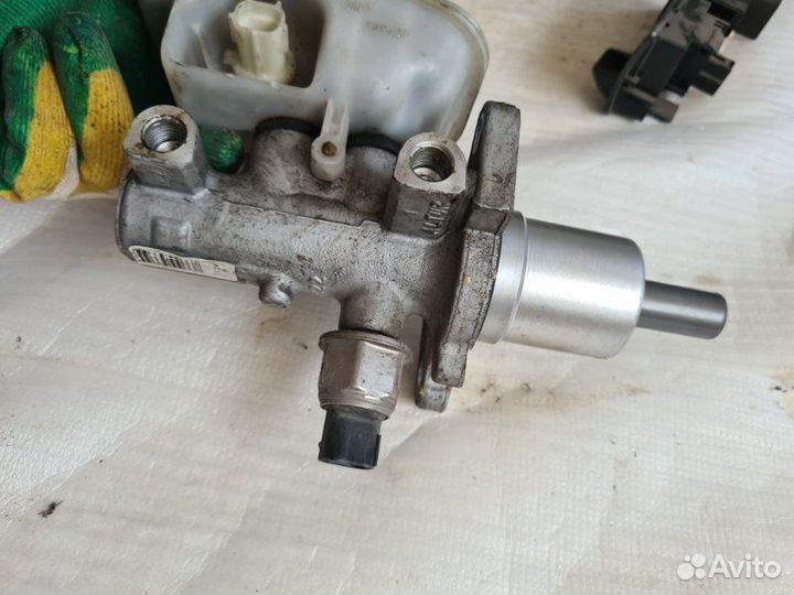 Главный тормозной цилиндр Chrysler 300C