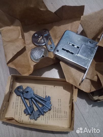 Дверной замок врезной накладной