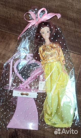 Барби с аксессуарами и туалетным столиком