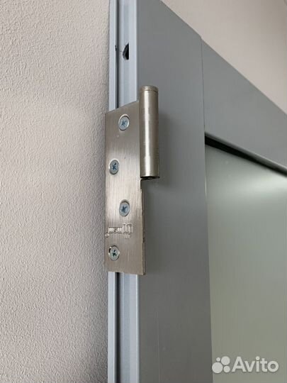 Дверь из алюмиевого профиля со стеклом