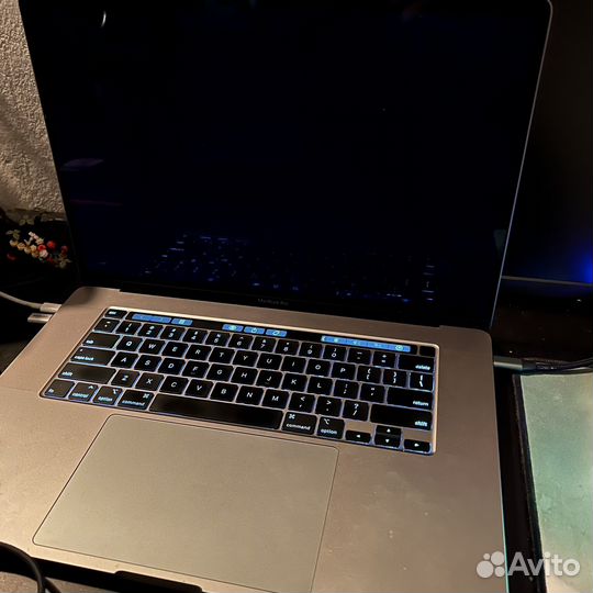 Macbook Pro 16 дюймов с монитором 512гб